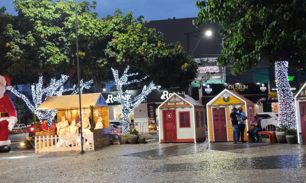 O acender das luzes de Natal na Prefeitura de Parauapebas foi um lindo  espetáculo. O evento abriu ao público a Vila do Papai Noel, na praça em  frente à